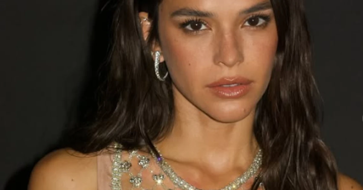 Bruna Marquezine divulga mais registros inéditos do festão de 30 anos