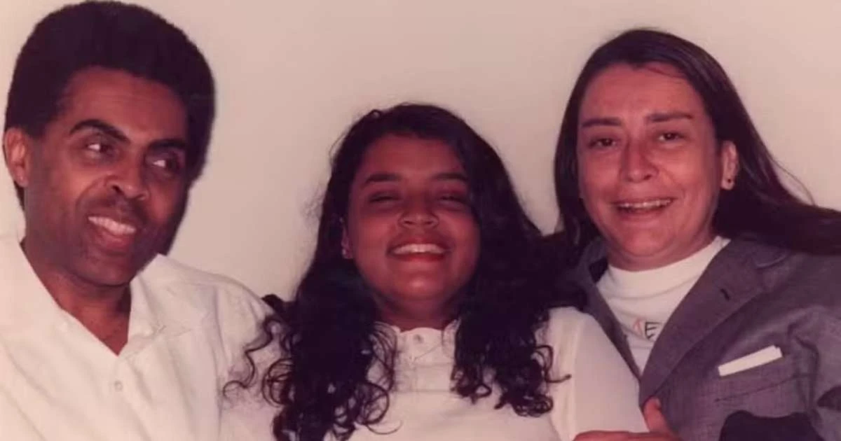 Gilberto Gil abre álbum de fotos com a ex-esposa, mãe de Preta Gil: 'Abraço com muito carinho'