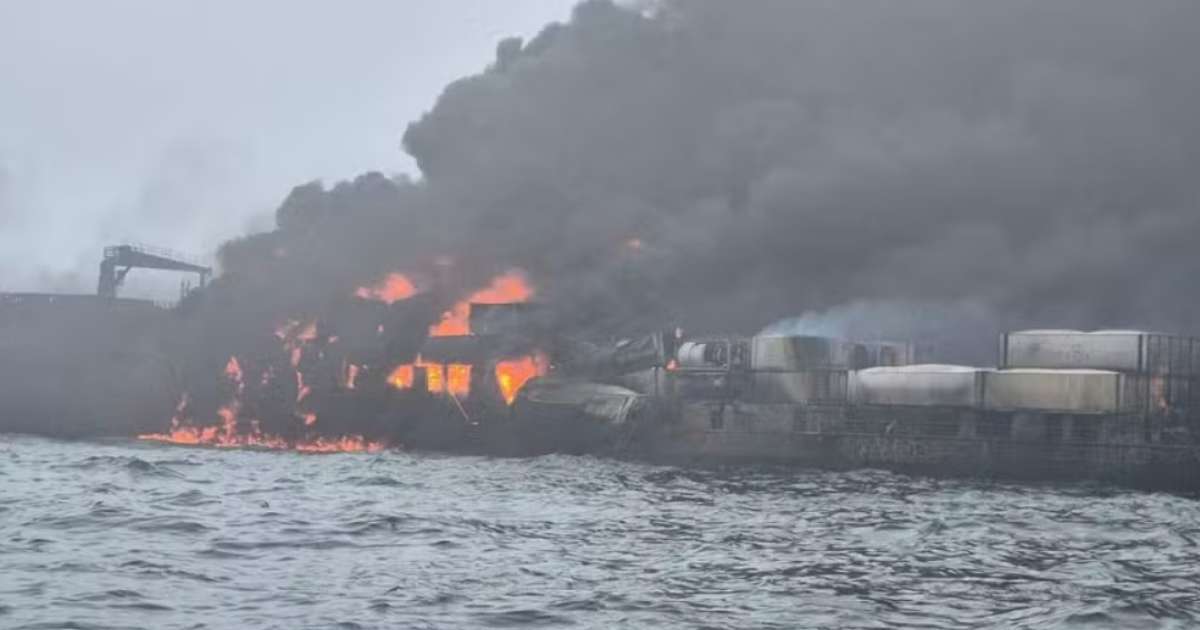 Navios de carga e petroleiro colidem no Reino Unido