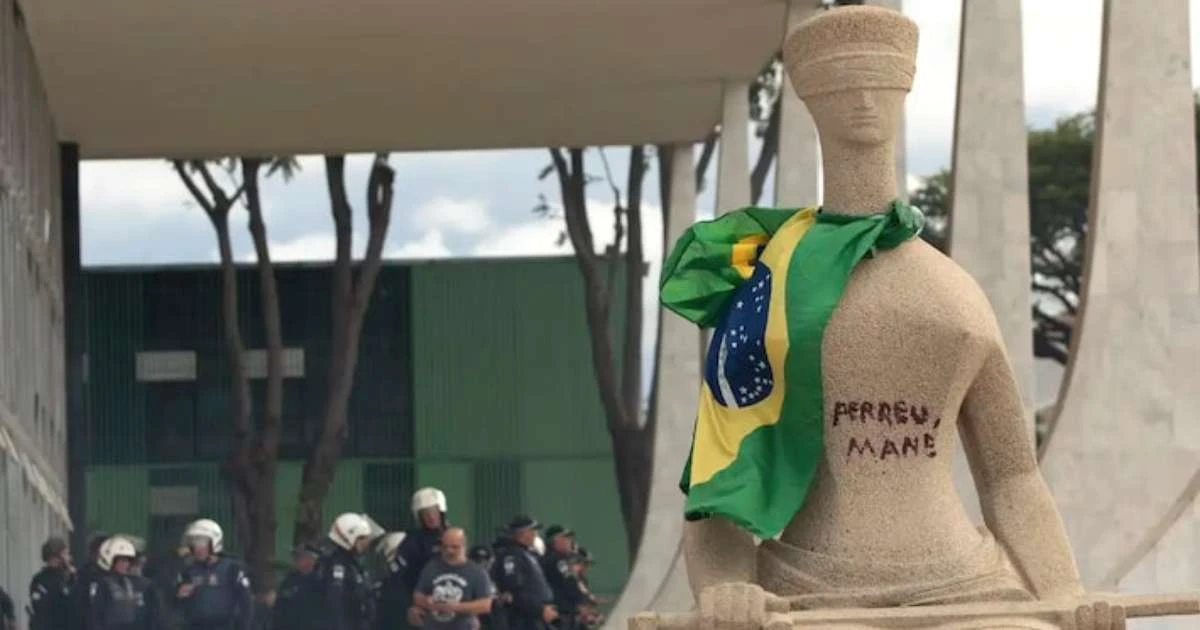 Dino diz que estátua do STF 'só não saiu correndo porque não pode'