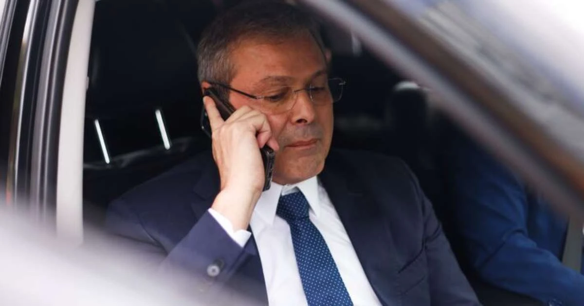 Líder do PT na Câmara protocola requerimento para cassar mandato de Carla Zambelli, presa na Itália
