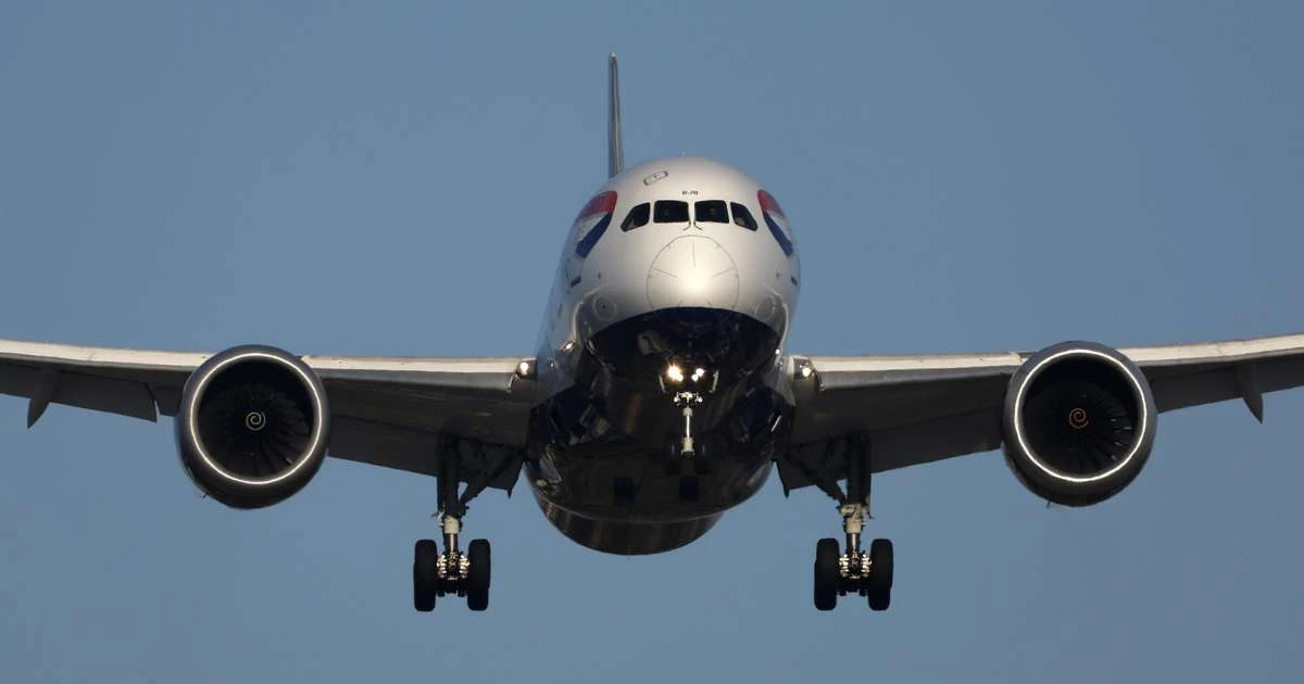 Tripulante de avião é flagrado dançando sem roupas durante voo