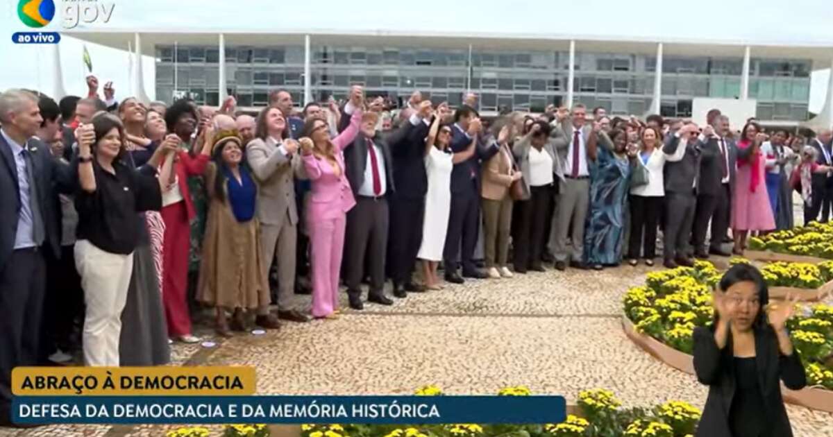 Em ato simbólico, Lula e autoridades dão as mãos em volta da palavra 'democracia'