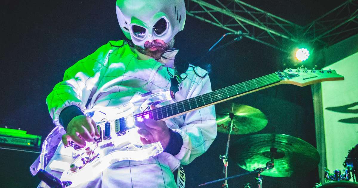 Guitarrista Beto Lefevre estreia espetáculo Alien Guitar