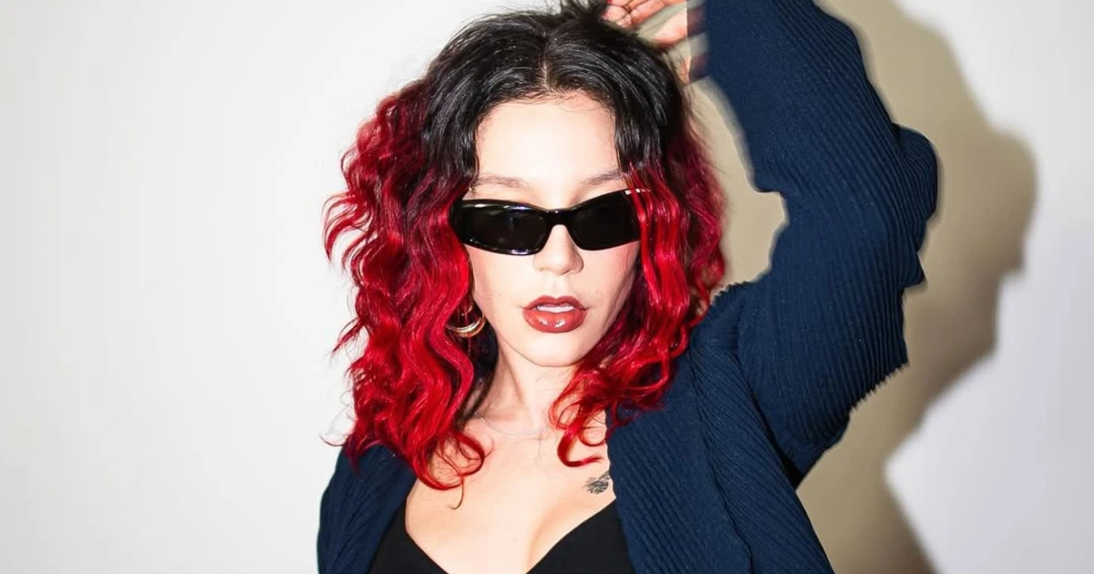 Priscilla abandona cabelo vermelho e surge com novo visual