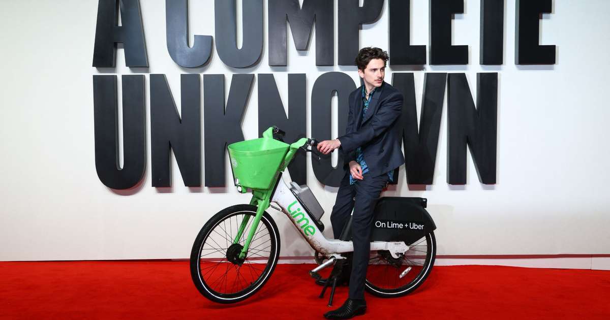 Por que Timothée Chalamet foi multado ao chegar de bicicleta em estreia de filme