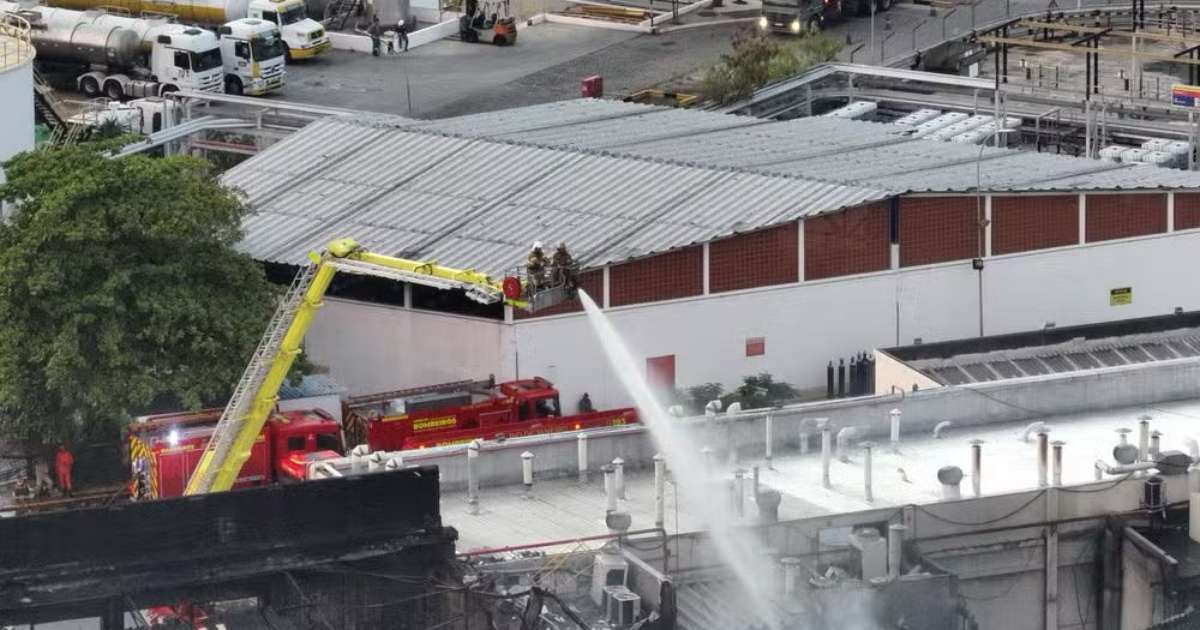 Bombeiros fazem rescaldo em fábrica de óleo que pegou fogo na Ilha do Governador (RJ); entenda