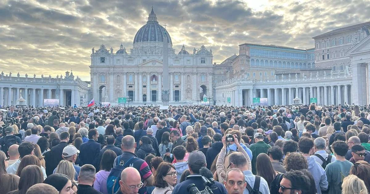 'Todo mundo era irmão de todo mundo': guia relata emoção na Praça de São Pedro com anúncio do papa Leão XIV