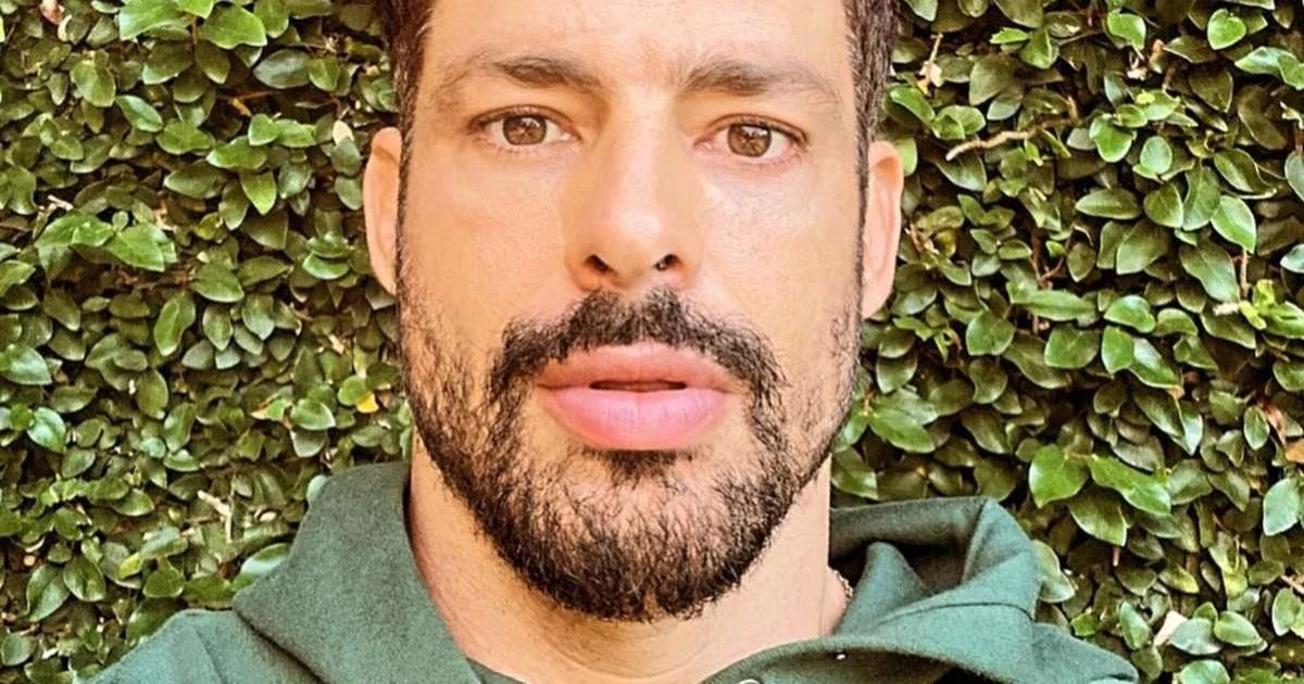 Ruim? Repórter dá 'confere' e revela qual o cheiro de Cauã Reymond