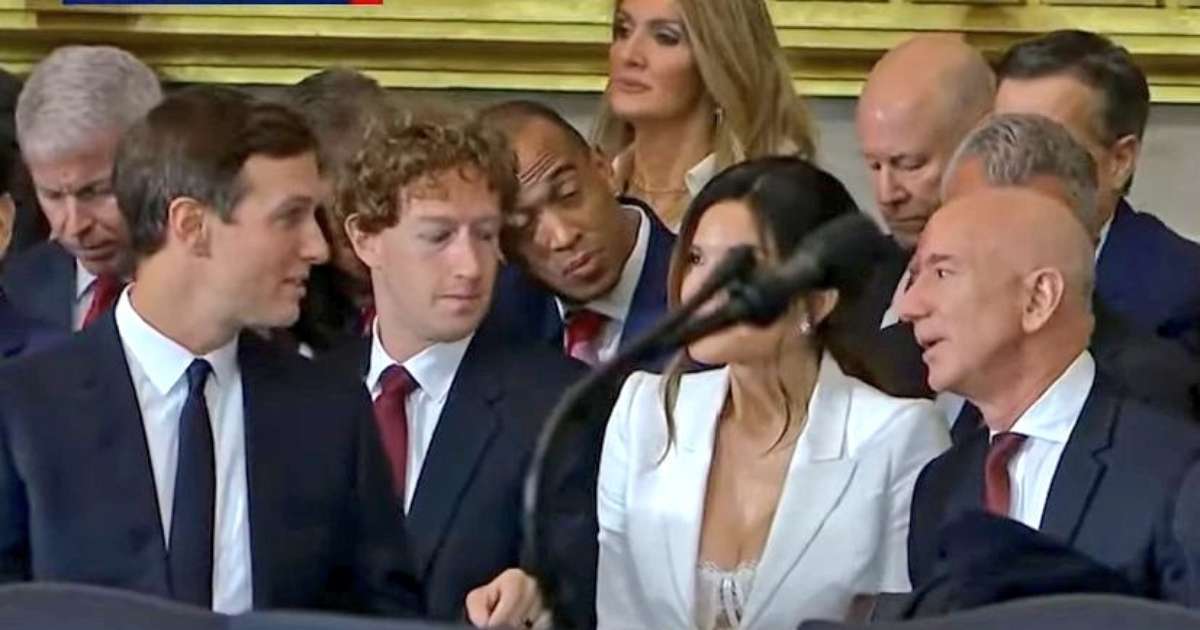 Mark Zuckerberg é flagrado 'conferindo' decote de noiva do dono da Amazon; veja