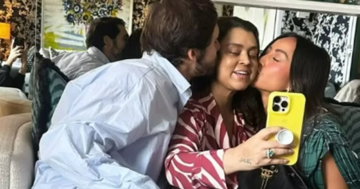 Em Nova York, Sabrina Sato e Nicolas Prattes visitam Preta Gil