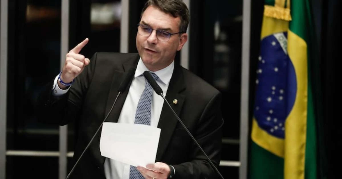 Flávio Bolsonaro tentou trocar cor de banco em projeto contra feminicídio