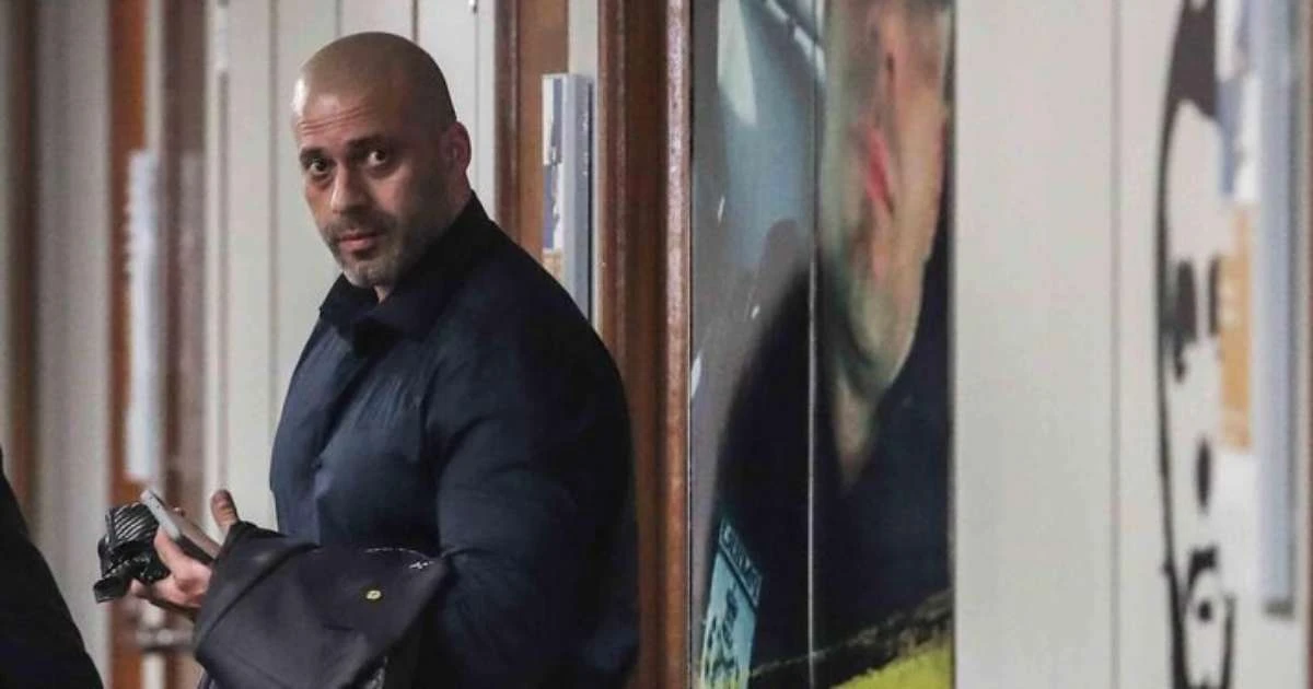 Daniel Silveira pede progressão para o regime aberto após fazer cursos e ler livros; veja a lista
