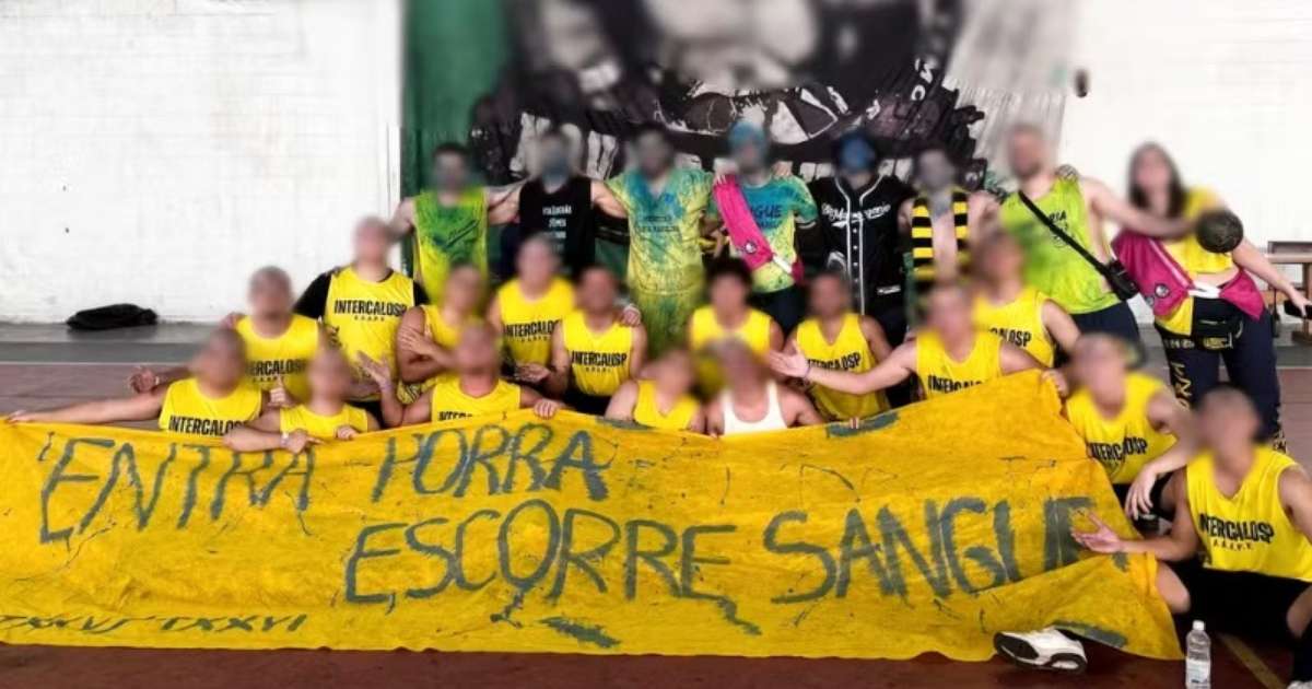 Alunos exibem faixa com 'hino' que remete a estupro e devem ser punidos por faculdade de SP