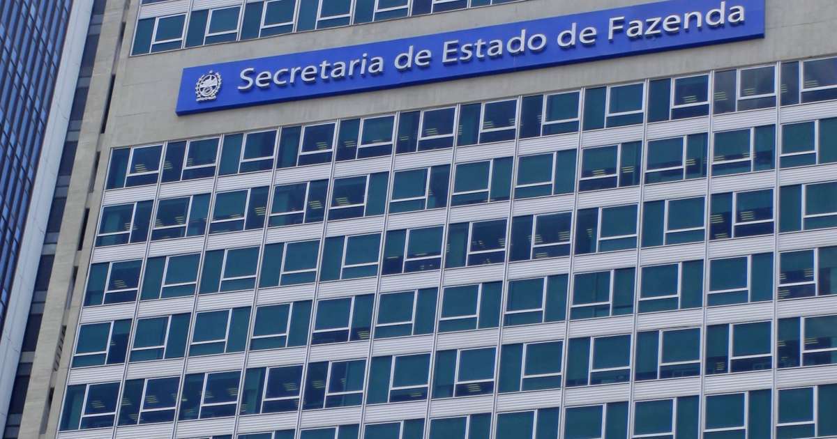 Com elevadores quebrados e uso restrito, trabalhadores da Sefaz precisam usar escada