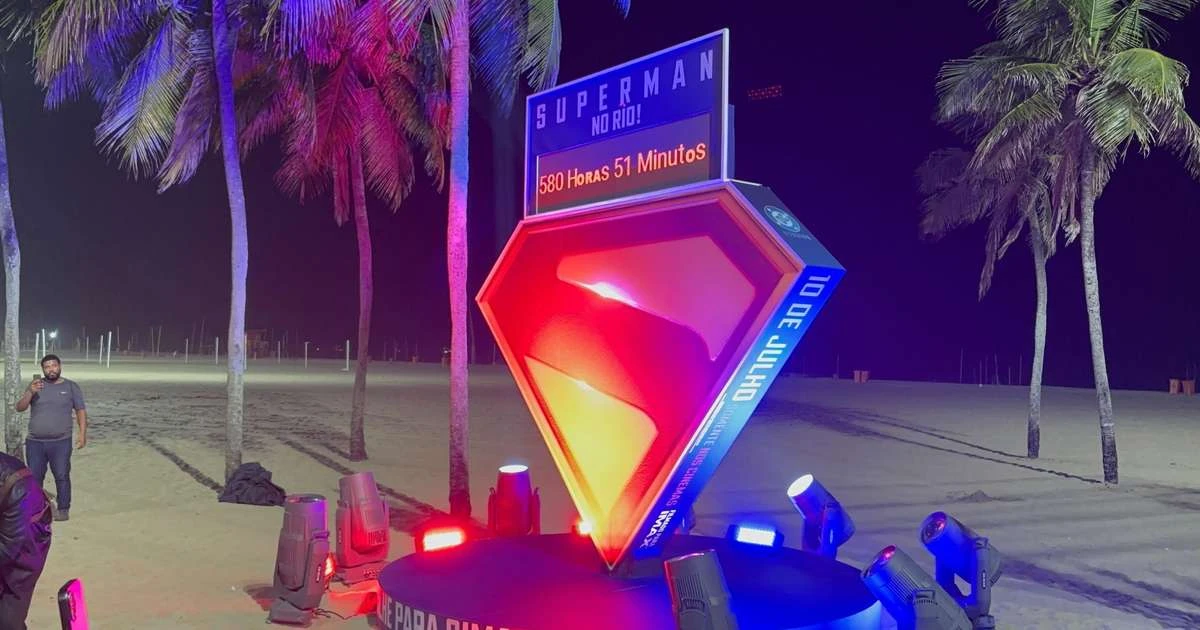 Superman no Rio: relógio na praia de Copacabana faz contagem regressiva para chegada do astro ao Brasil