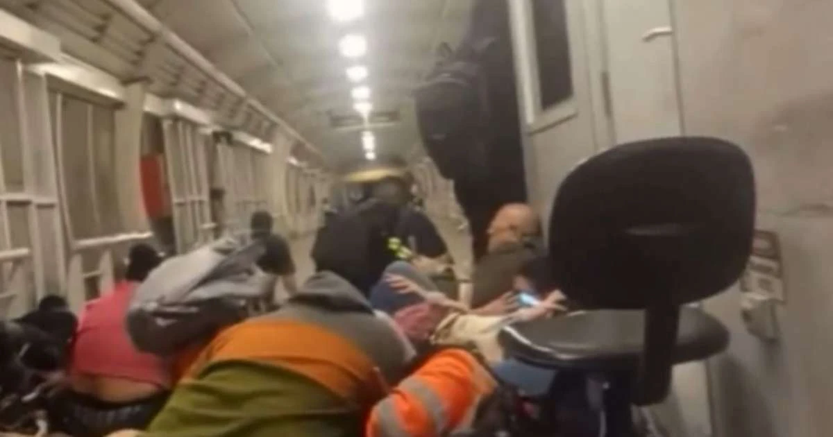 Passageiros do BRT se abaixam em meio a tiroteio e mulher canta hino de louvor no Rio; vídeo