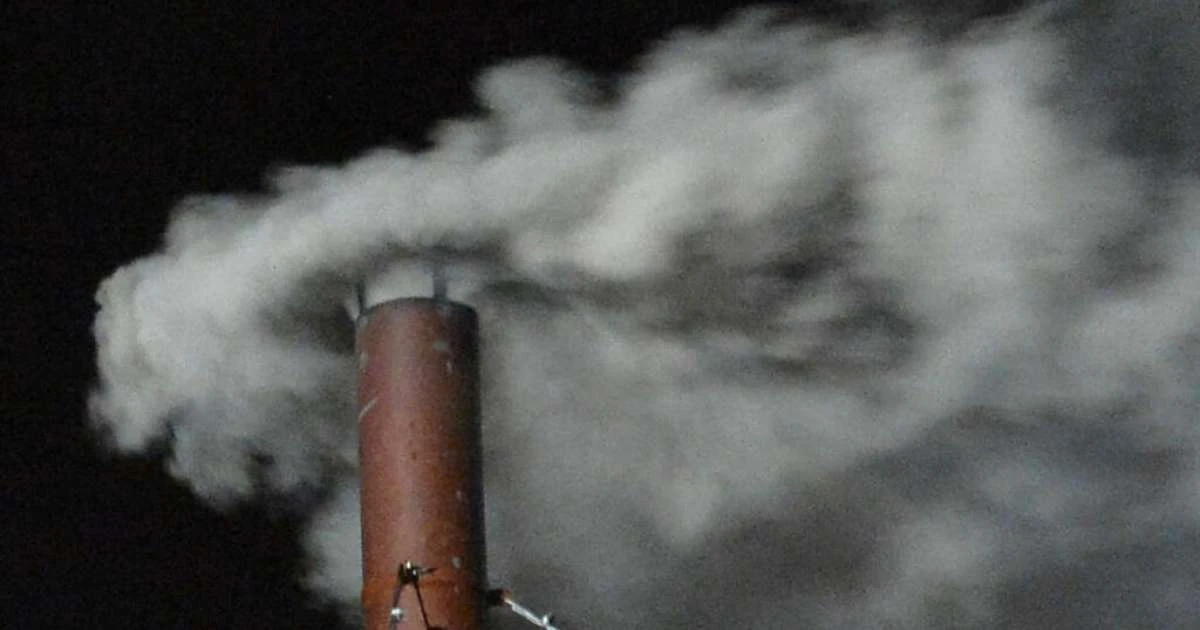 Saiba quais produtos químicos definem a cor da fumaça para anunciar o novo papa no conclave