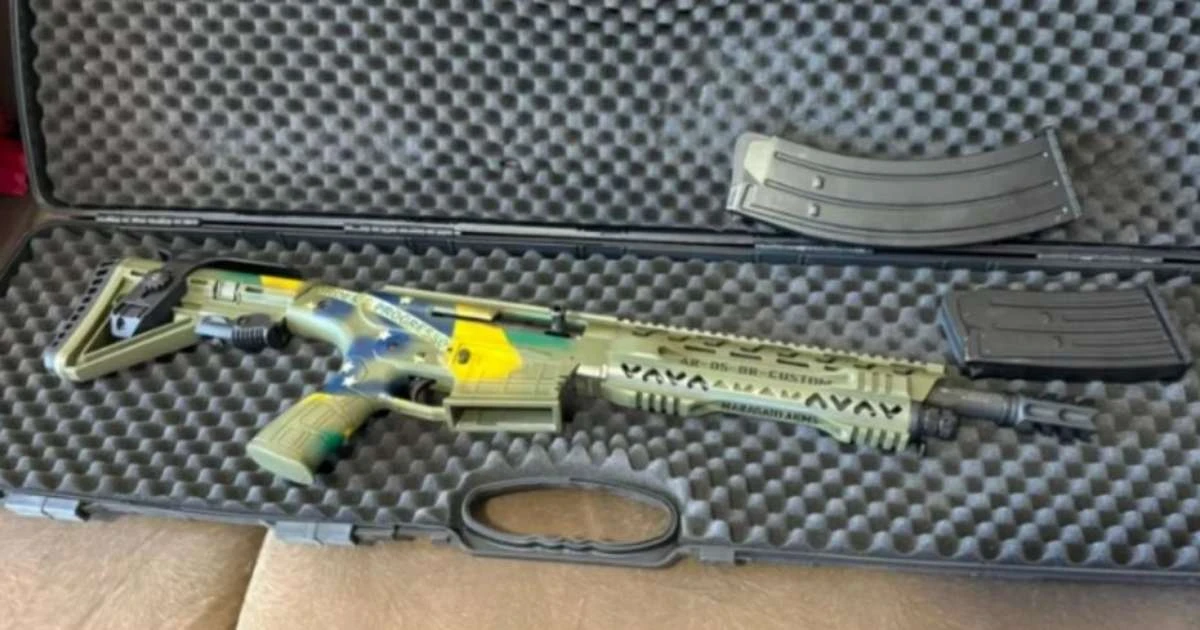 Espingarda apreendida em nome de Bolsonaro tem bandeira do Brasil pintada; veja
