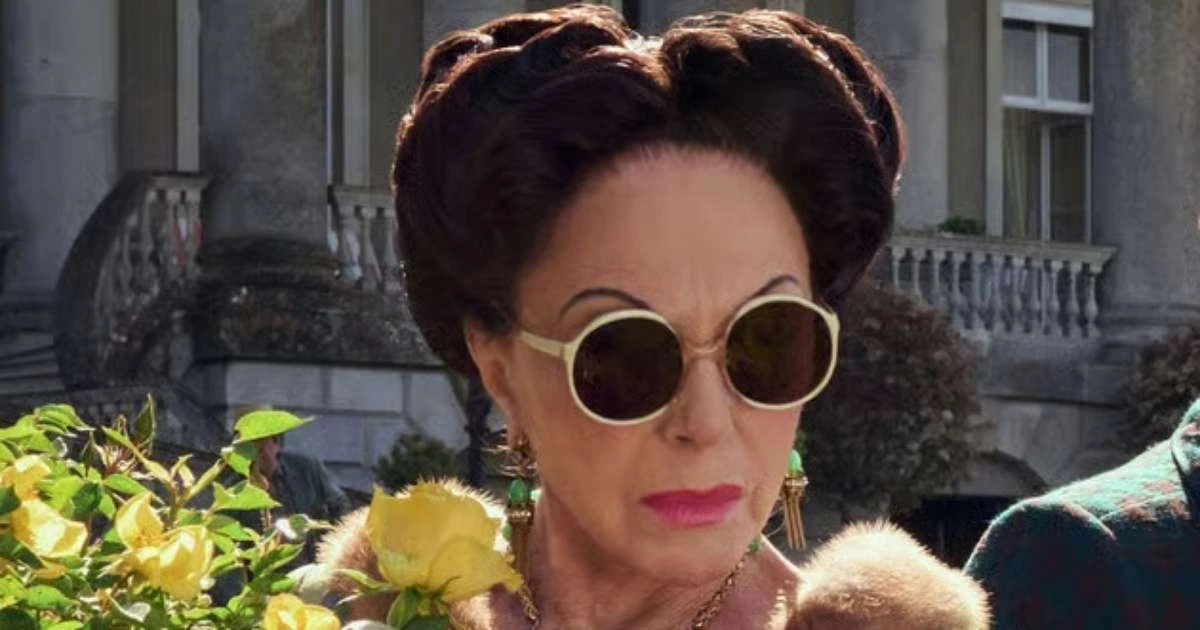 Aos 92 anos, atriz ressurge interpretando a mulher mais desprezada da realeza britânica