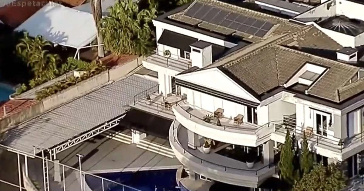 3.229m² de área construída e uma sala só com troféus do futebol! Leilão da casa de luxo e de milhões de Cafu vai parar na Justiça. Veja 15 fotos e entenda!