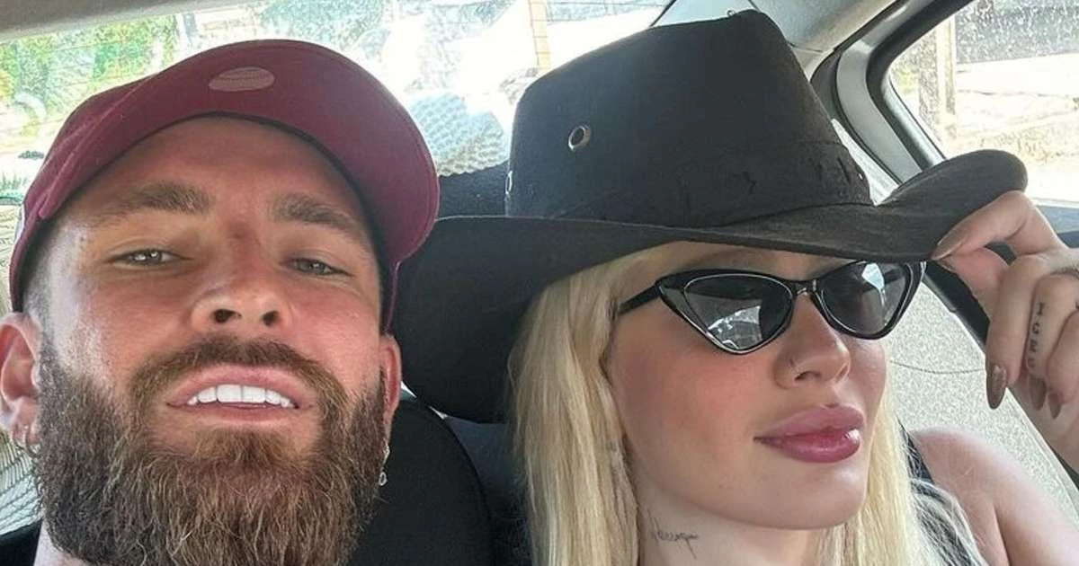 'Karoline Lima não quer ver Léo Pereira nem pintado de ouro': famosa e jogador do Flamengo já enfrentavam crise no namoro, diz página