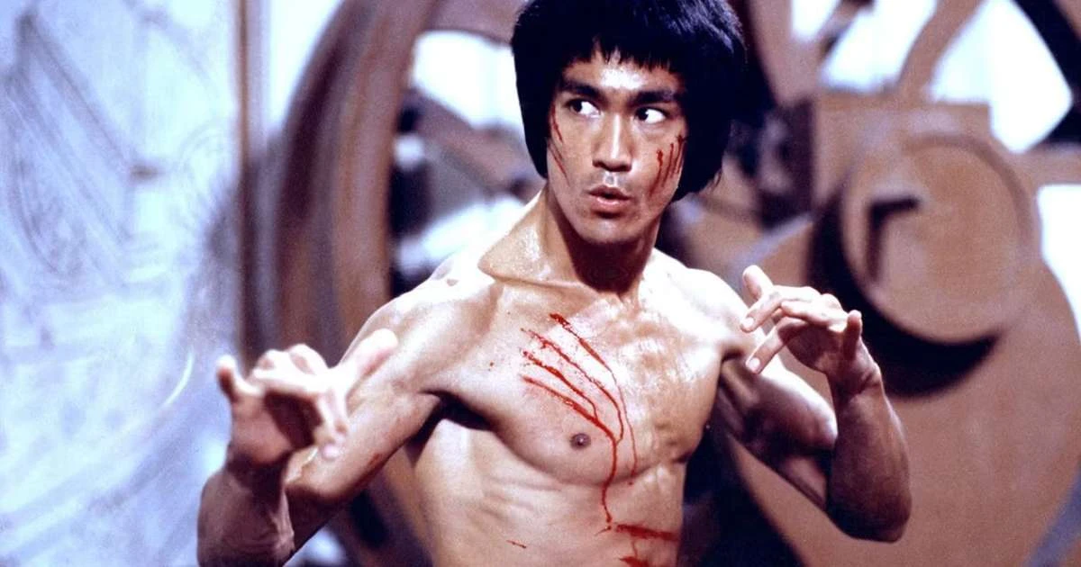 Morto aos 28 anos, este ator nunca verá o filme que marcou seu nome em Hollywood: Duas décadas antes, seu pai também teve a carreira interrompida por uma tragédia