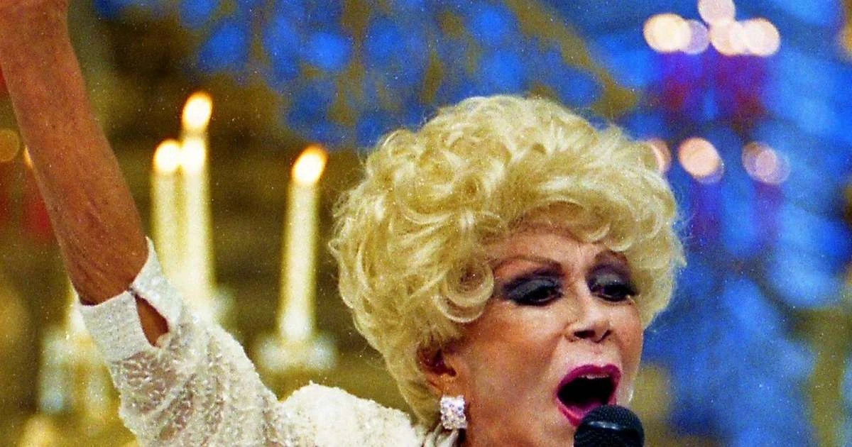 'Era um milagre': com + de 80 anos, Dercy Gonçalves adiou cirurgia de emergência de câncer de estômago para fazer 3 shows por um motivo inusitado