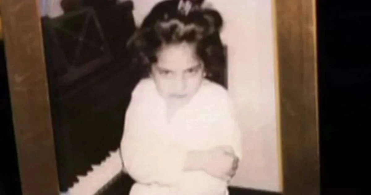 Essa menina emburrada nos anos 90 jamais pensou que se tornaria uma bilionária que já rodou o mundo e ganhou um Oscar. Reconhece?