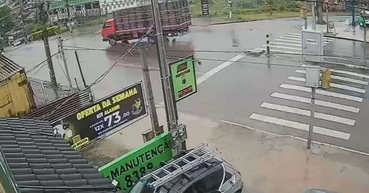 Vídeo: Pedestre é atropelamento na Avenida Oscar Pereira e motorista foge sem prestar socorro
