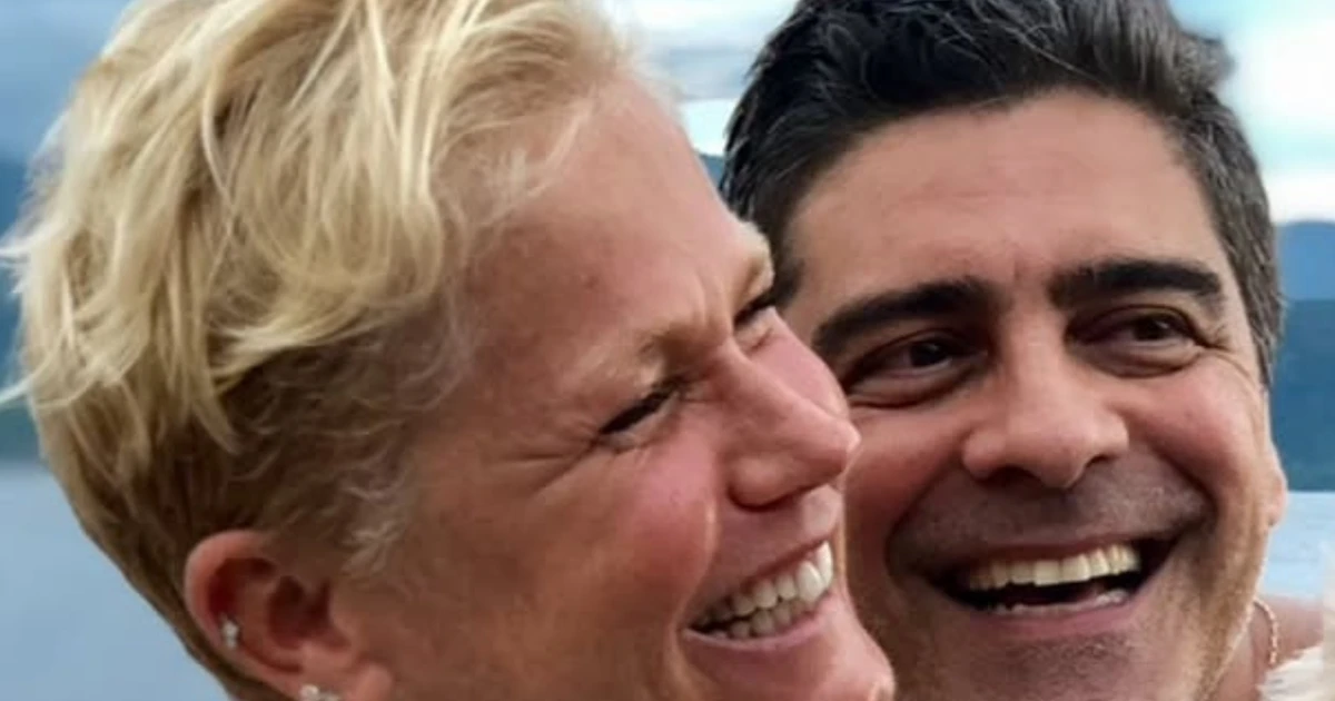 Sem nenhuma maquiagem, Xuxa exibe beleza natural em raras fotos da intimidade com o marido, Junno: 'Meu tesão'