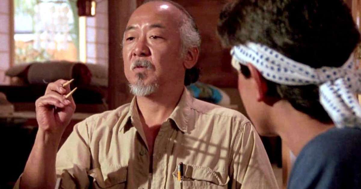 Cobra Kai vai estragar suas lembranças do Sr. Miyagi: 6ª temporada revela segredo sombrio do personagem de Karatê Kid