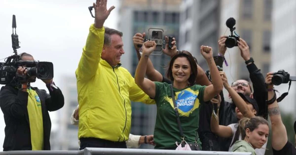 Bolsonaro confunde aliados ao sugerir Michelle como vice de Tarcísio e também candidata ao Senado
