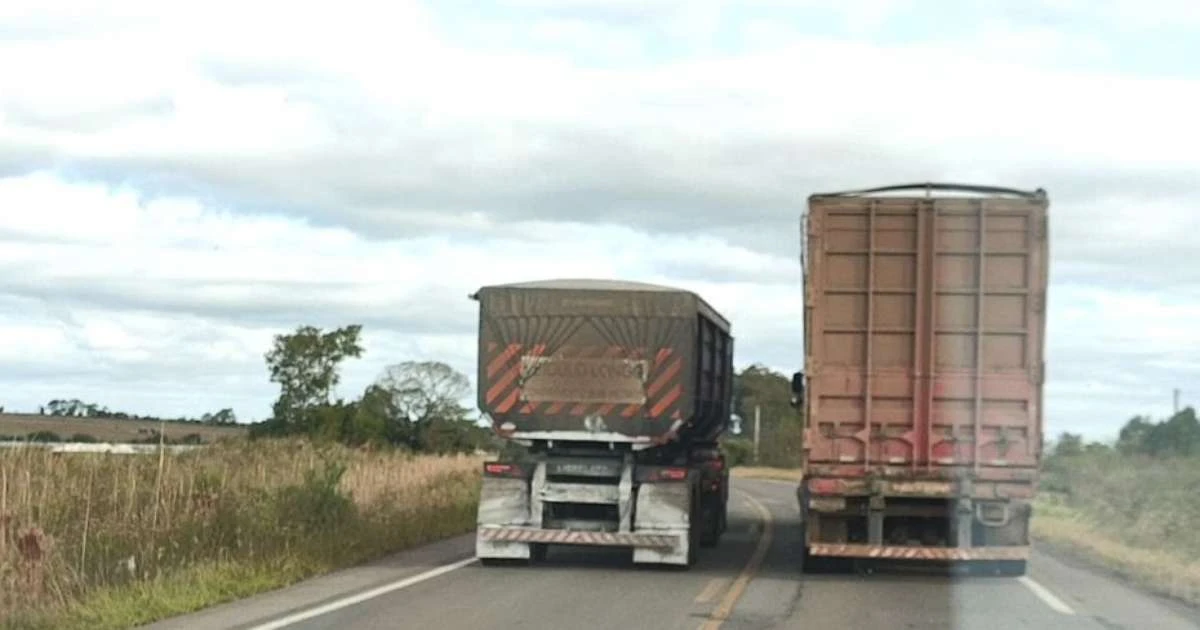 Carreta de mais de 70 toneladas é interceptada após ultrapassagem proibida em curva
