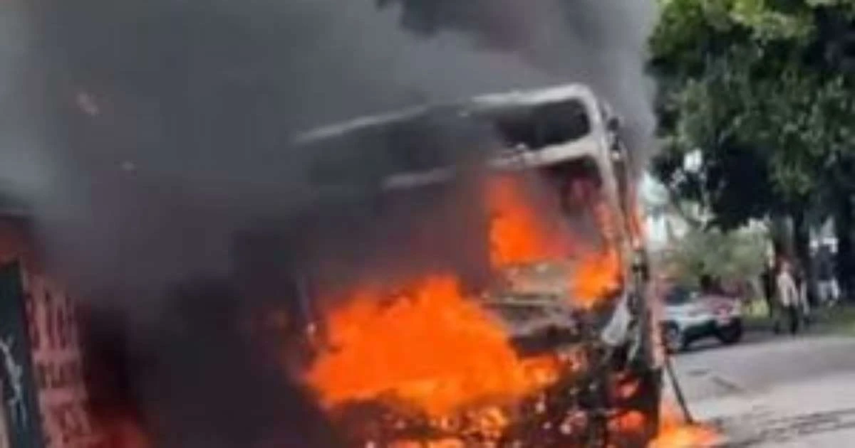Ônibus é incendiado no Recife após criminosos mandarem ocupantes descerem; veja vídeo