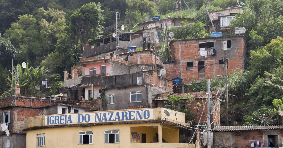 Favelas têm 6,5 estabelecimentos religiosos para cada escola