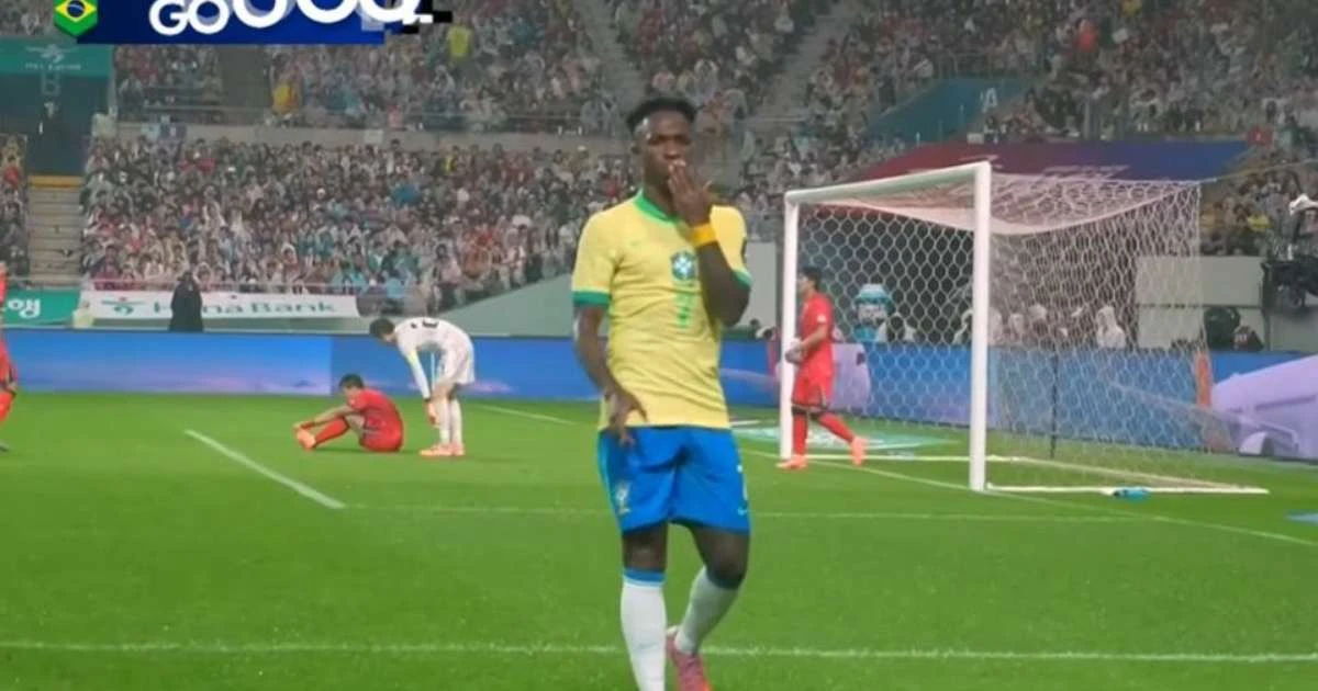 Vini Jr manda beijo após gol pela Seleção e web reage: 'Está querendo ser perdoado, Virginia'
