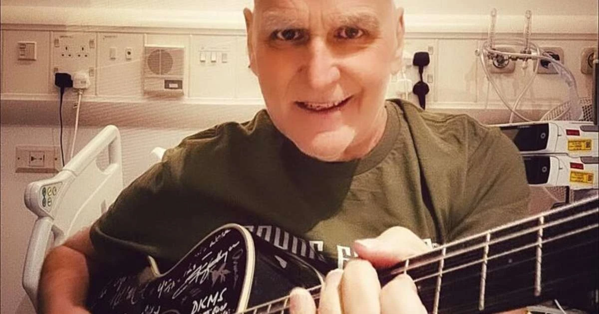 Morre Mike Peters, vocalista da banda The Alarm, aos 66 anos