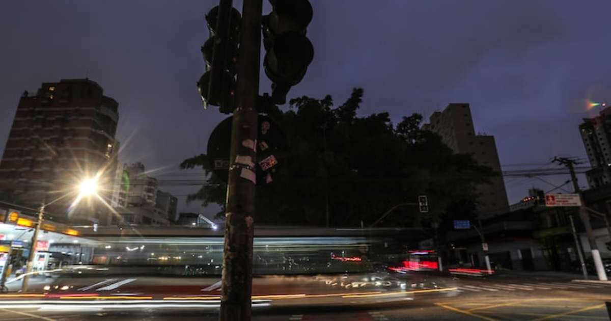 Falta de luz chega ao 4º dia e ainda afeta 537 mil moradores na Grande SP