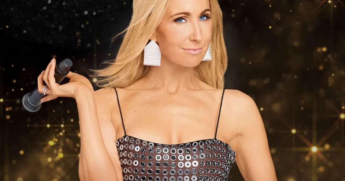 Quem é Nikki Glaser, anfitriã do Globo de Ouro 2025 conhecida pelo humor ácido