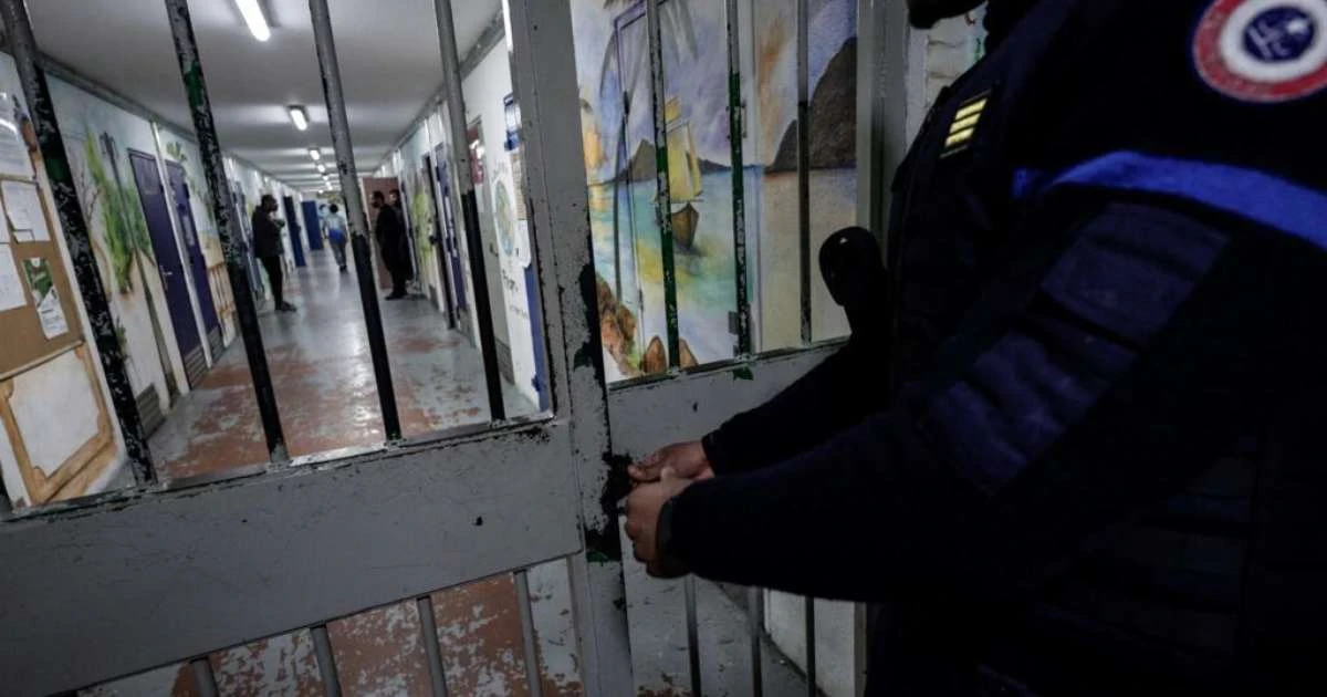 França amplia tempo de detenção de estrangeiros sem documentos considerados perigosos