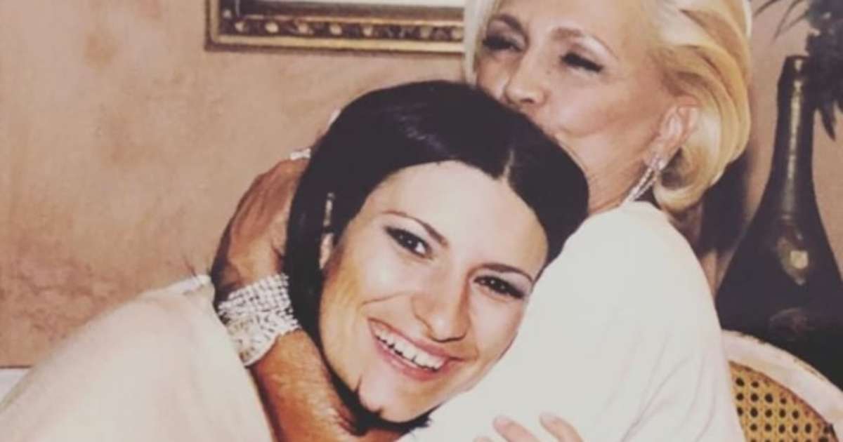 Laura Pausini diz que guarda sapato e vestido que ganhou de Hebe Camargo: 'Ela vive sempre comigo'