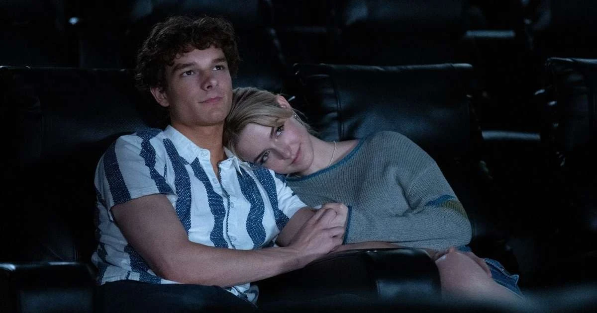 O mesmo diretor que transformou A Culpa é das Estrelas em um fenômeno global retorna às adaptações literárias com um drama romântico digno de novela