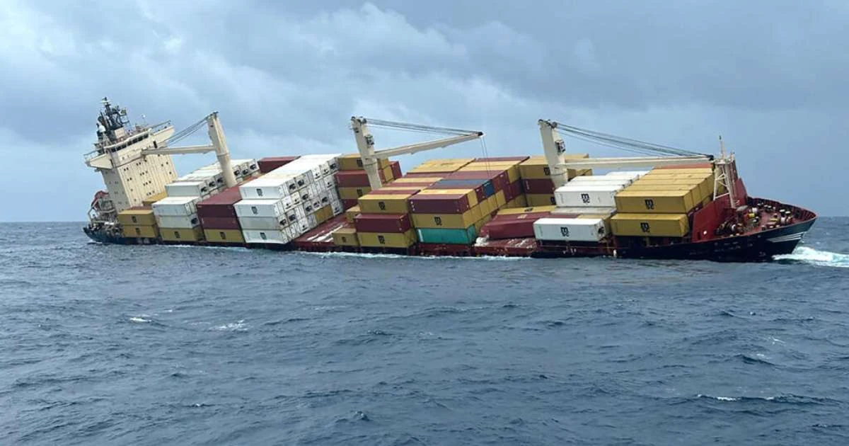 Navio cargueiro afunda na costa da Índia com produtos 