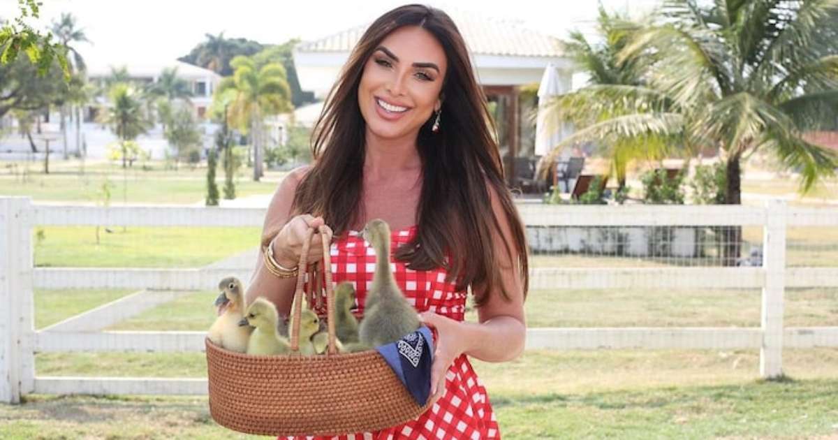 Nicole Bahls presenteia patos e gansos com casa própria; veja vídeo