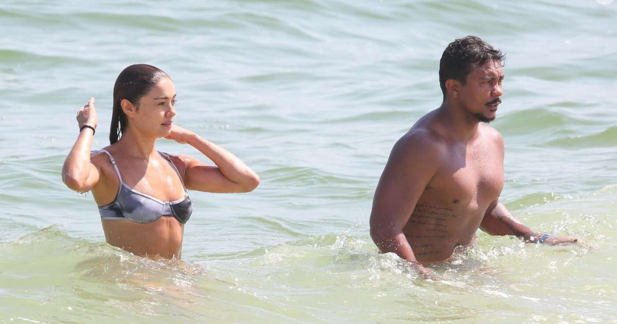 Que casal! Sophie Charlotte e Xamã curtem praia no Rio de Janeiro em clima íntimo e com direito a beijo caloroso. Veja fotos