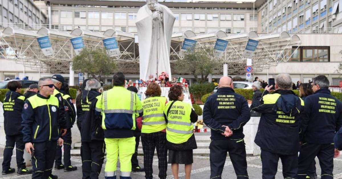 Papa Francisco descansa após uma noite tranquila no hospital