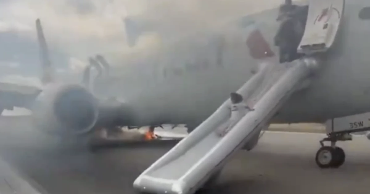Trem de pouso de avião pega fogo nos EUA; passageiros descem pelas escorregadeiras