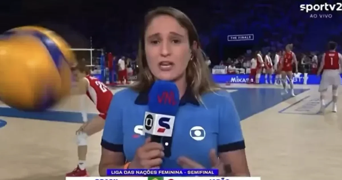 Repórter da Globo quase leva bolada ao vivo durante jogo de vôlei: 'Só o ventinho'