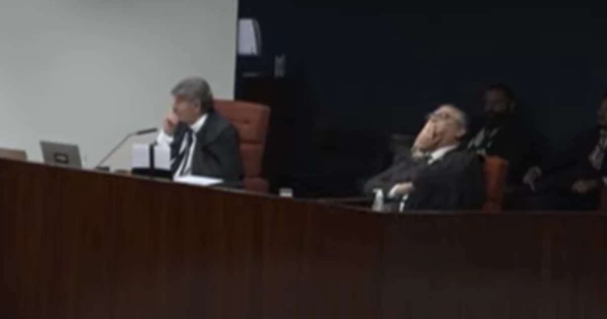 Dino reage após Fux pedir quarta pausa em voto que já passa de 9h e leva mãos à cabeça